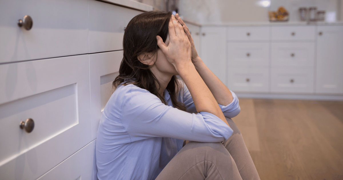 悩んで探偵に依頼しようとする女性